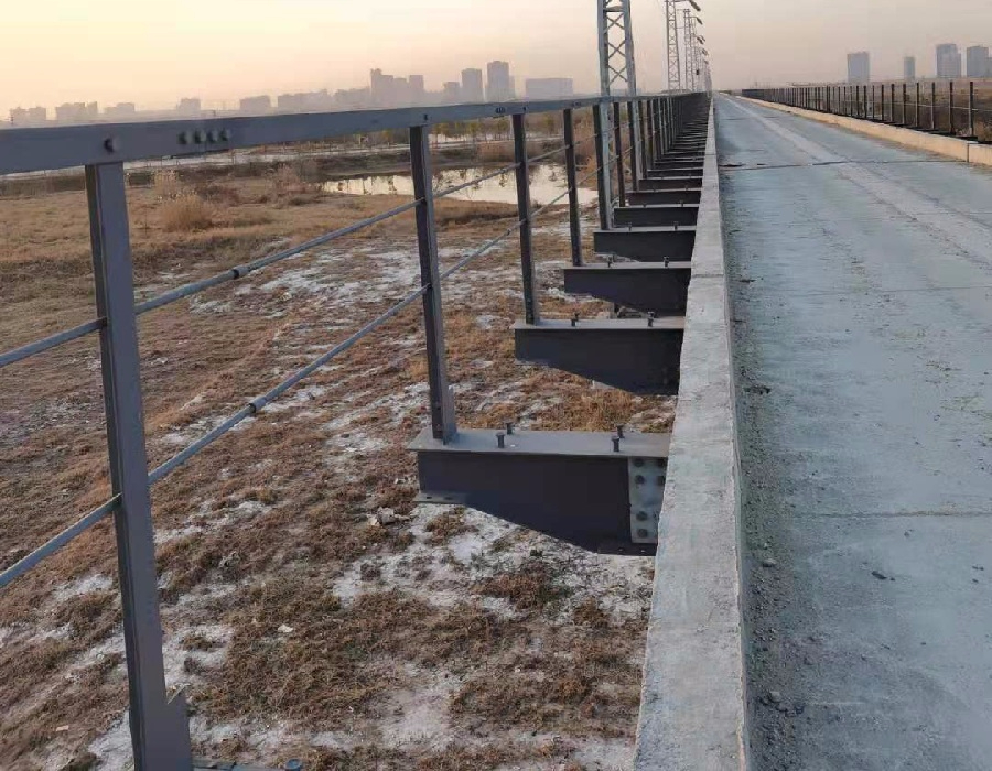 武漢新港江北鐵路鋼橫梁及配套欄桿產(chǎn)品